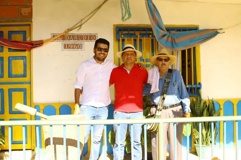 Tres generaciones de la familia Álvarez en la casa de Finca El Danubio, fundada en 1960