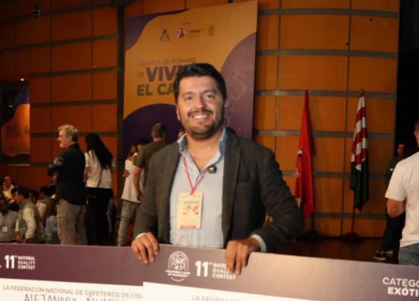 Alejandro Álvarez Berrío con los cheques de tercer puesto en el 11.º Concurso Nacional Colombia Tierra de Diversidad, octubre de 2026
